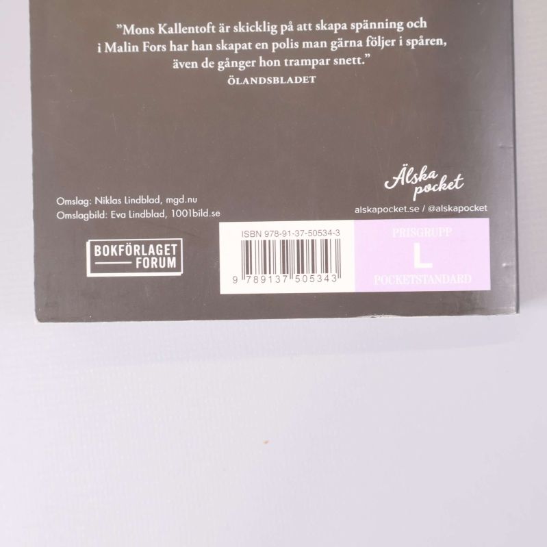 Närbild av baksidan på Blickfångarna med synlig ISBN-nummer och streckkod