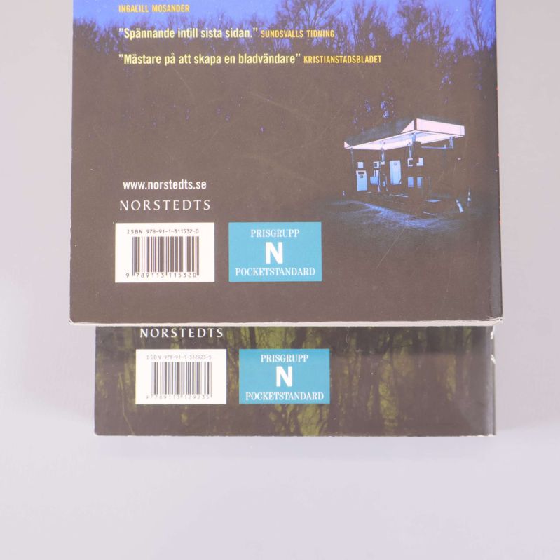 Två böckers baksidor med synliga ISBN-nummer och streckkoder