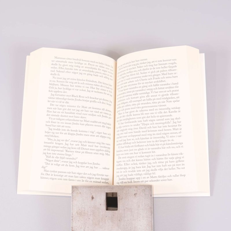 Uppslagen bok visar svensk text och lättläst layout