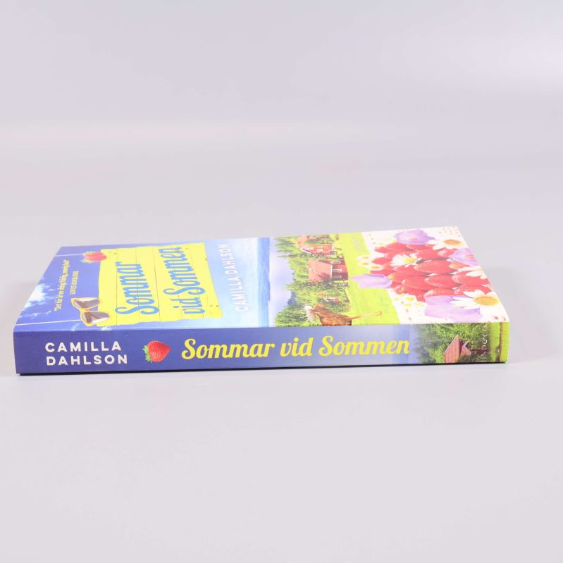 Bokrygg med titeln Sommar vid Sommen och förnamnet Camilla Dahlson