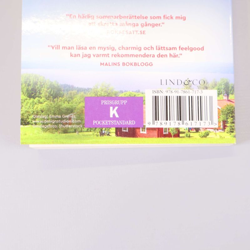 Närbild på baksida med streckkod och ISBN-nummer synligt