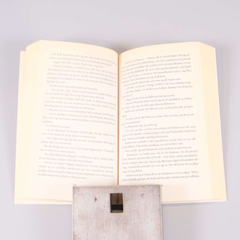 Uppslagen bok med tydlig text i svenska