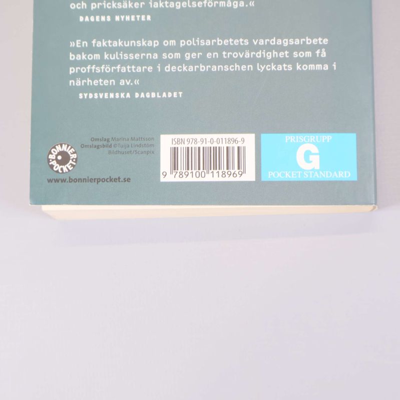 Närbild på ISBN och streckkod på bokbaksidan