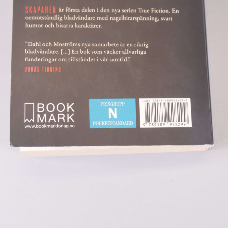 Närbild av baksida med ISBN och förlag