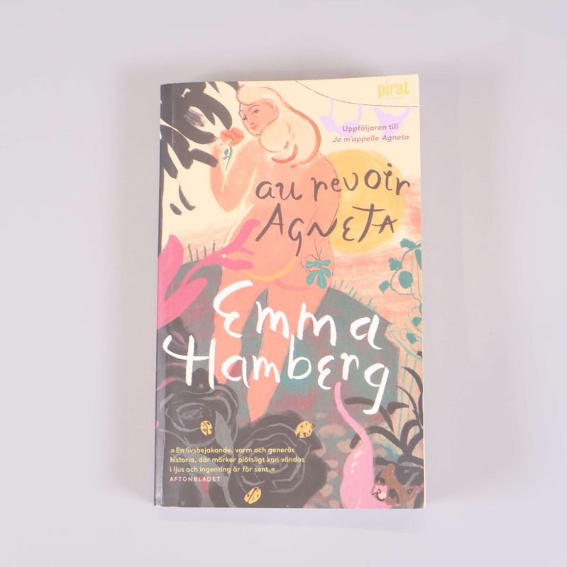 Framsidan av Au revoir Agneta av Emma Hamberg, färgglad illustration