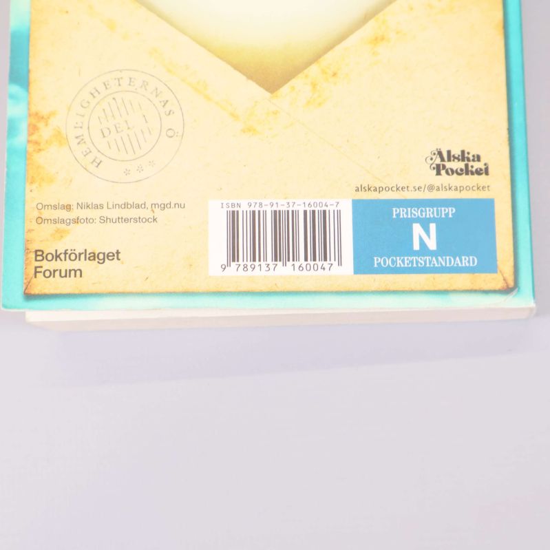 Närbild på bokens baksida med ISBN och streckkod