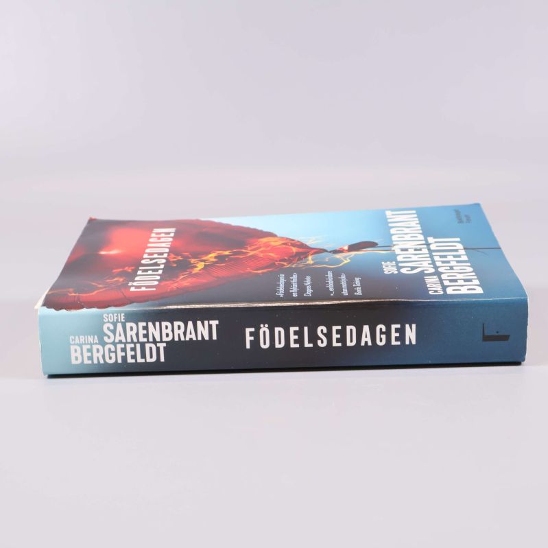 Bokrygg med titel och författarnamn Födelsedagen