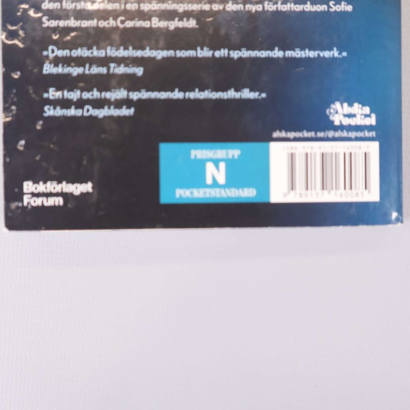 Närbild på baksidan med streckkod och ISBN på Födelsedagen