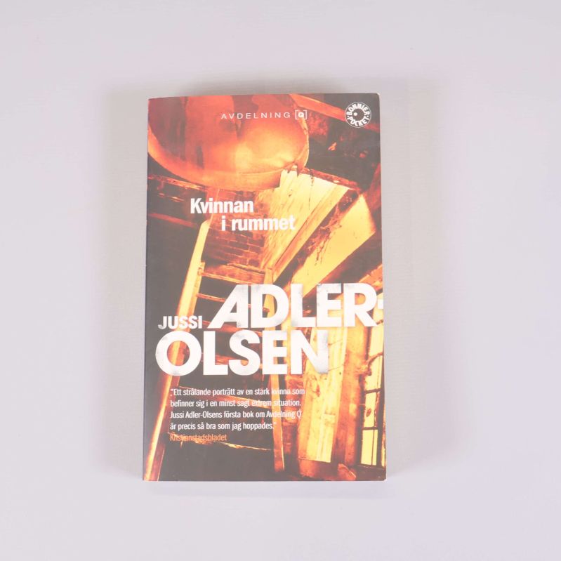 Framsidan av pocketboken Kvinnan i rummet av Jussi Adler-Olsen