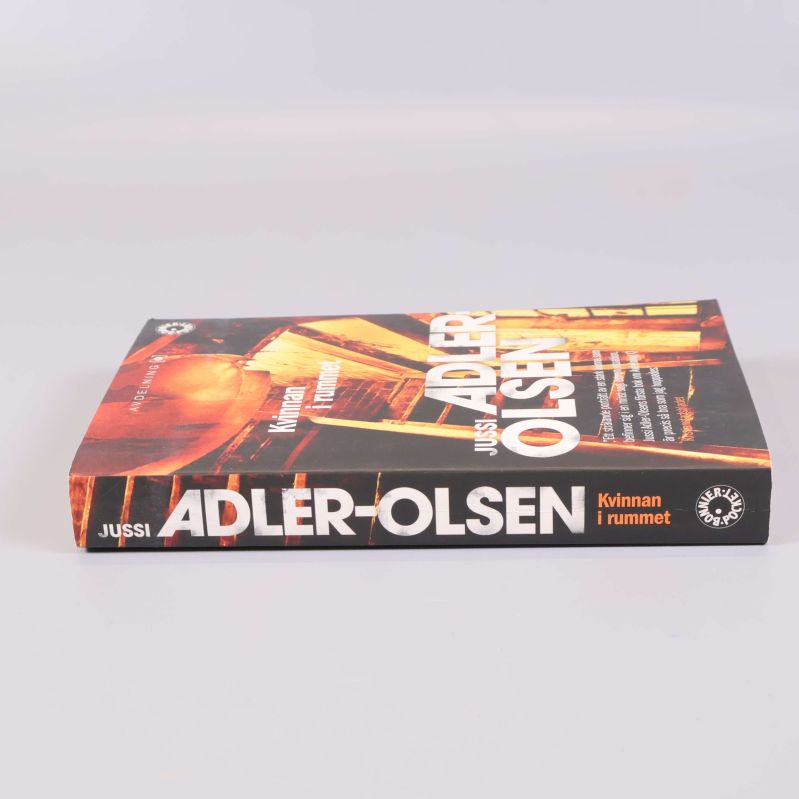 Ryggsida av boken Kvinnan i rummet med tydlig titel och författare