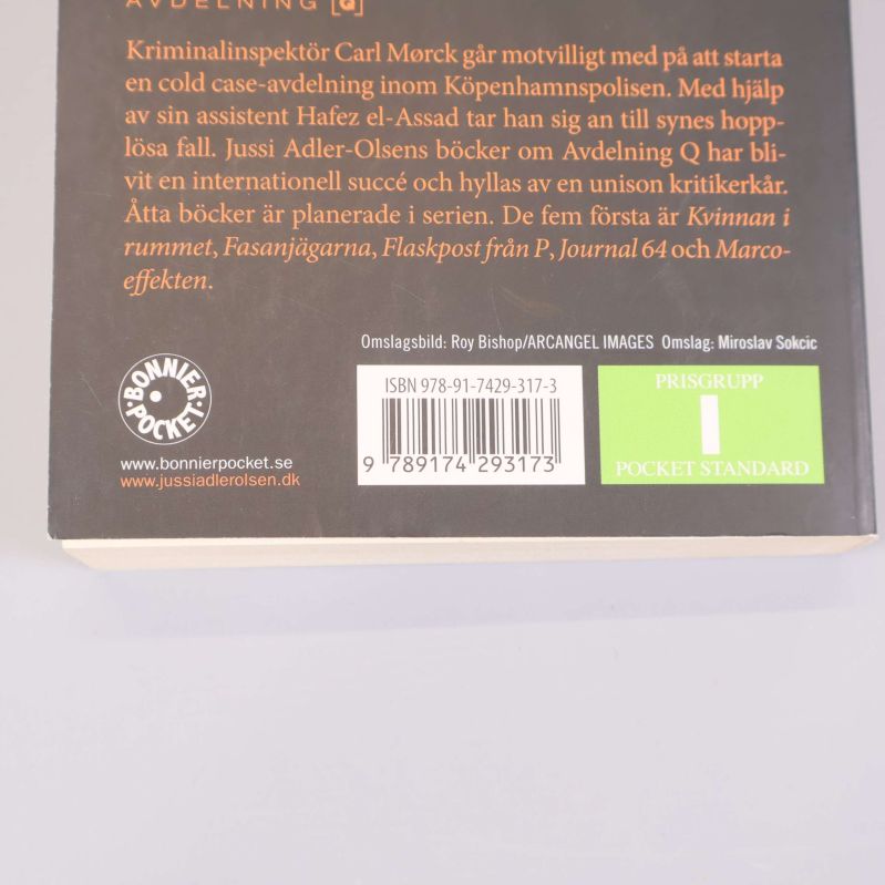 Närbild på bokens baksida med ISBN och prisgrupp
