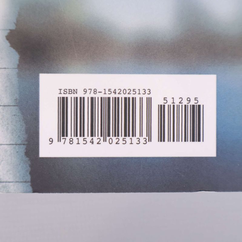 Närbild på ISBN-streckkod: 978-1542025133 på baksidan av boken