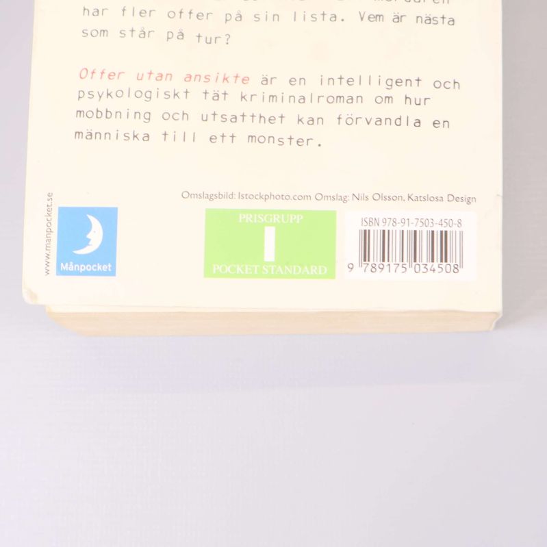 Närbild på baksidans nedre del med ISBN och loggor synliga