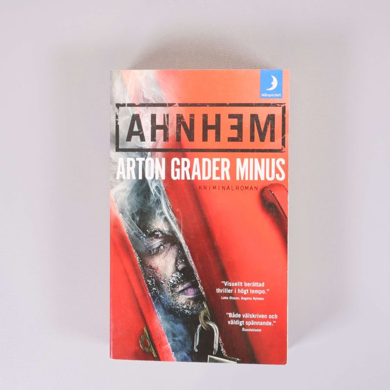 Framsidan av boken Arton grader minus av Ahnhem med rött omslag