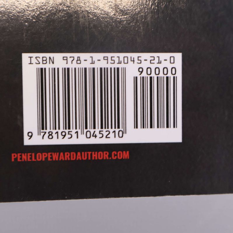Närbild på baksidan av boken Stuck-up suit med ISBN och streckkod