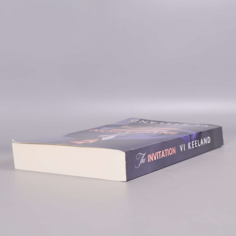 Snett perspektiv av boken visar pärm, titel och tjocklek