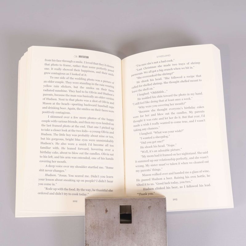 Uppslagen bok visar två sidor inuti med engelsk text