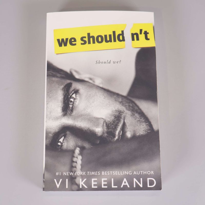 Framsidan av pocketboken We shouldn't av Vi Keeland