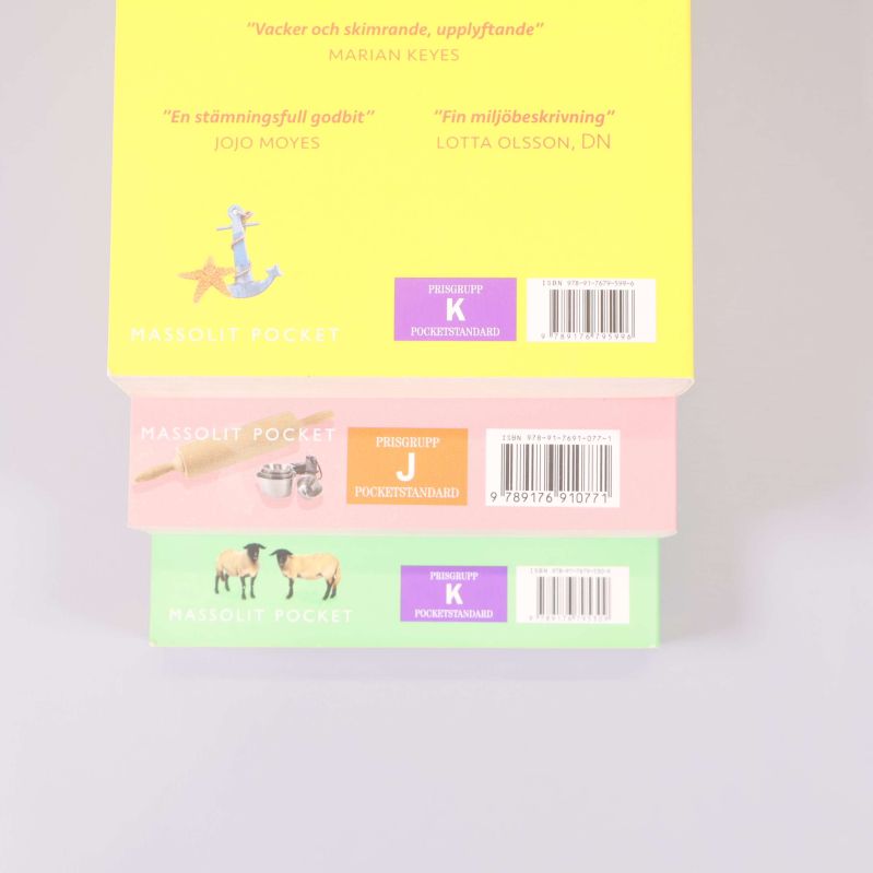 Närbild på bokryggar och ISBN-nummer för tre Jenny Colgan pocketböcker