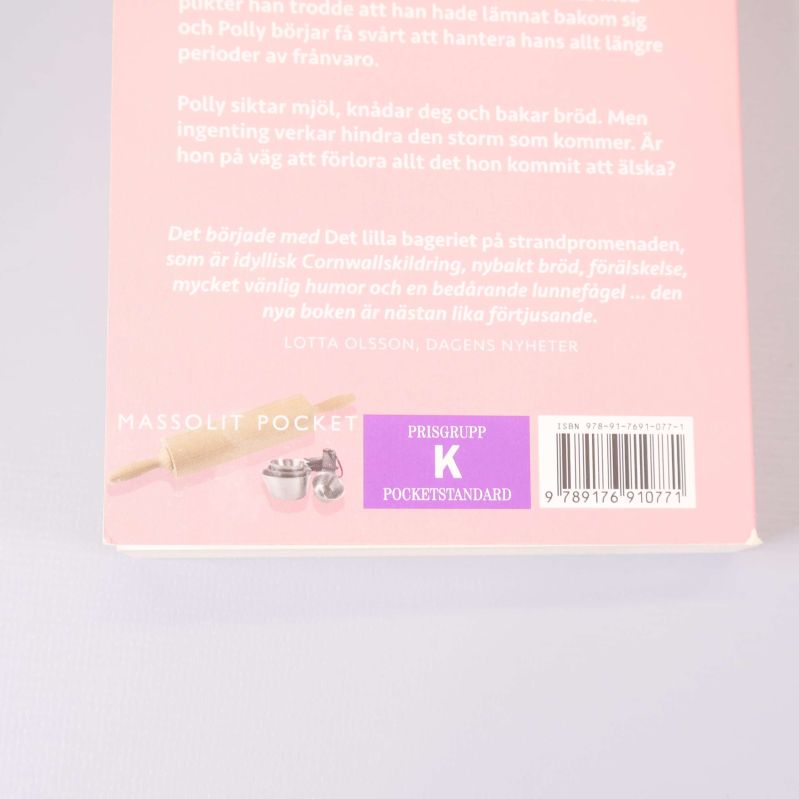 Närbild av baksidan, fokus på streckkod och ISBN-nummer