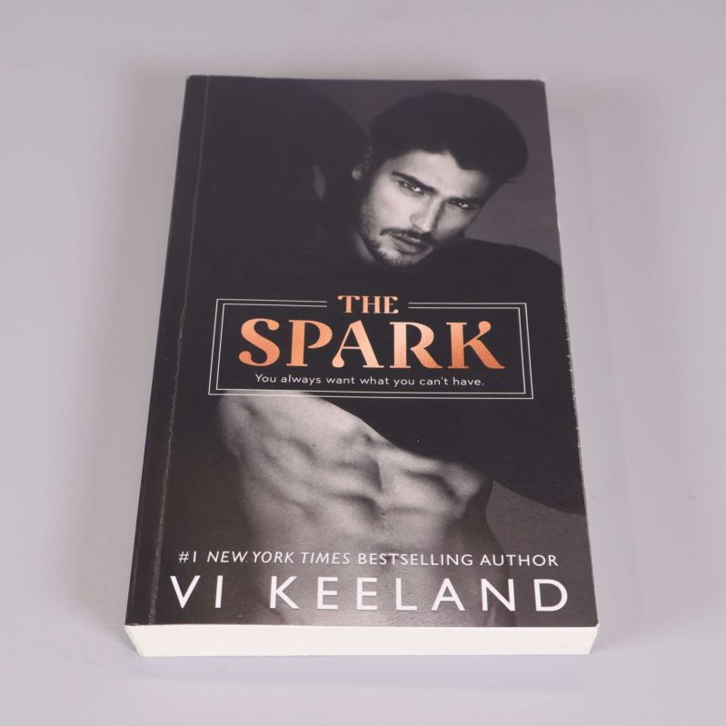 Framsida av pocketbok The Spark med porträtt och kopparfärgad titel