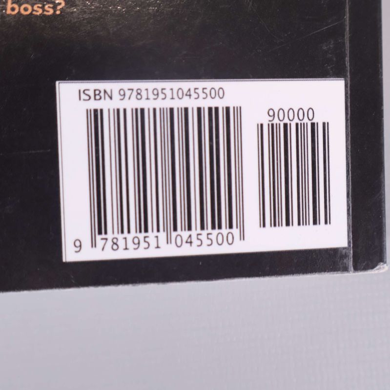 Närbild på ISBN-nummer 9781951045500 på baksidan av boken