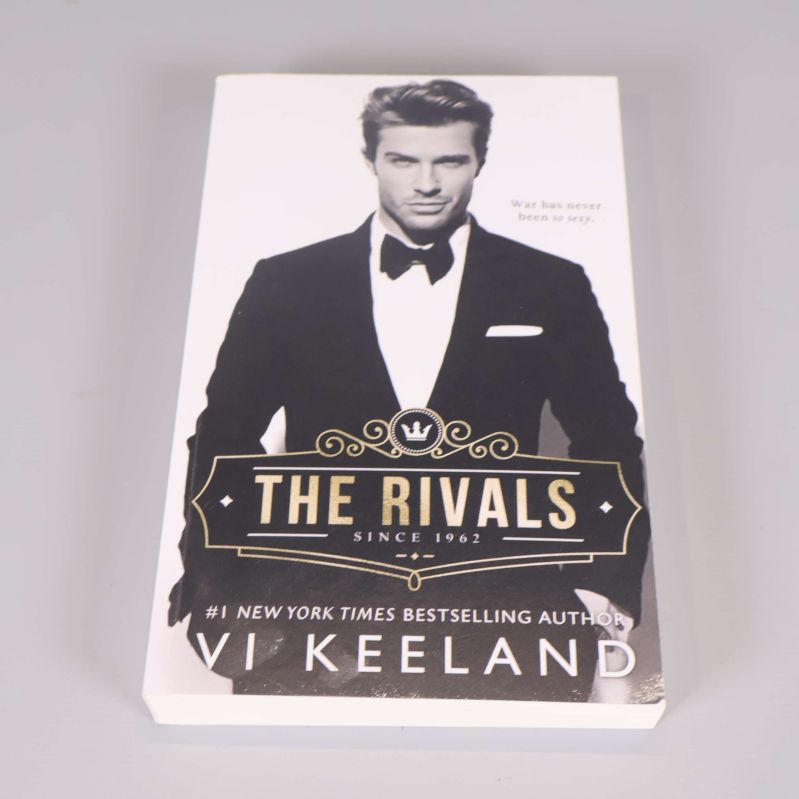 Framsida av The Rivals med man i kostym på omslaget