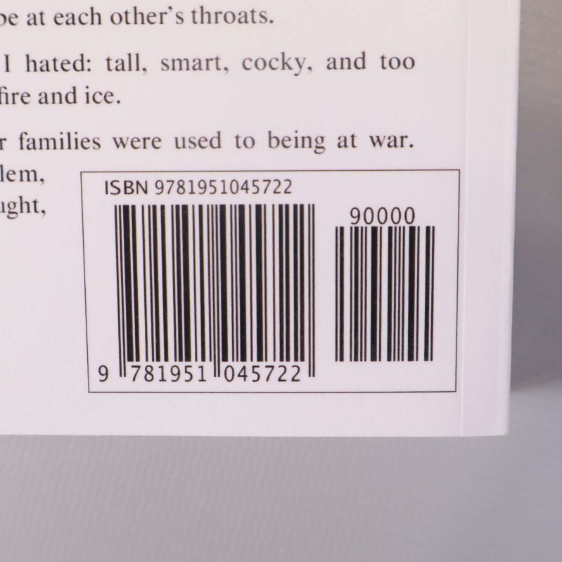 Närbild på ISBN-nummer 9781951045722 på baksidan av boken