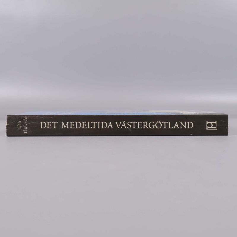 Bokrygg med vit text Det medeltida Västergötland mot svart bakgrund