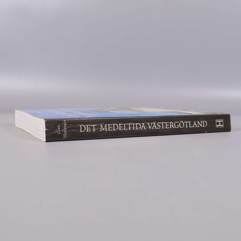 Boken Det medeltida Västergötland liggande på sidan