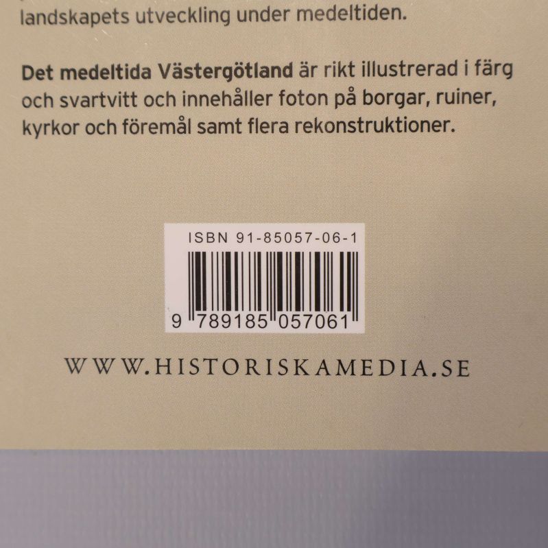 Närbild av bokens baksida med synlig ISBN och webbadress