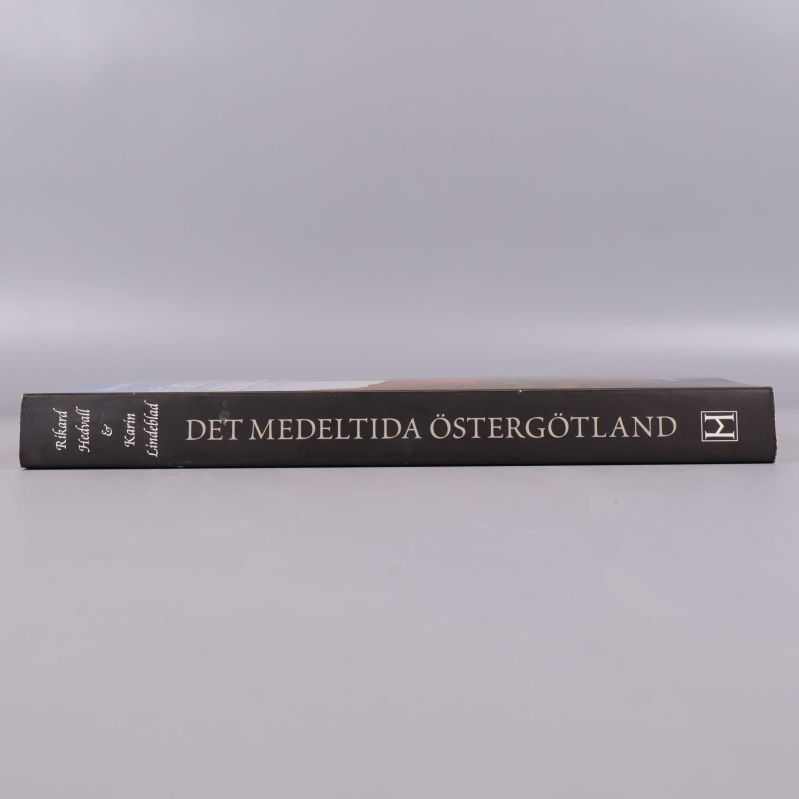 Bokrygg med titeln Det medeltida Östergötland och författarnamn