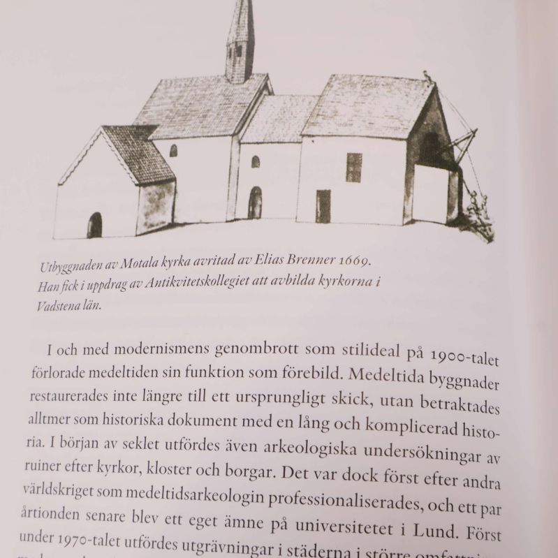 Inlaga med teckning av kyrka och svensk brödtext