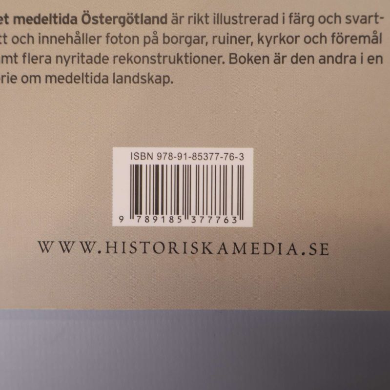 Närbild på baksida med ISBN-nummer och streckkod