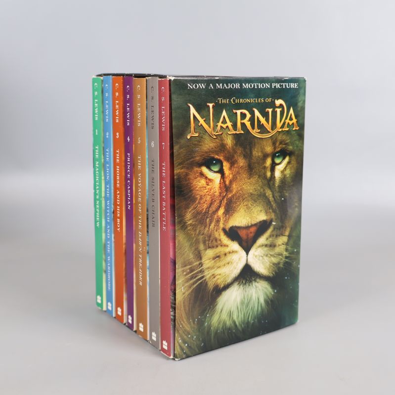 Boxset med sju Narnia-böcker stående, olika färg på bokryggarna