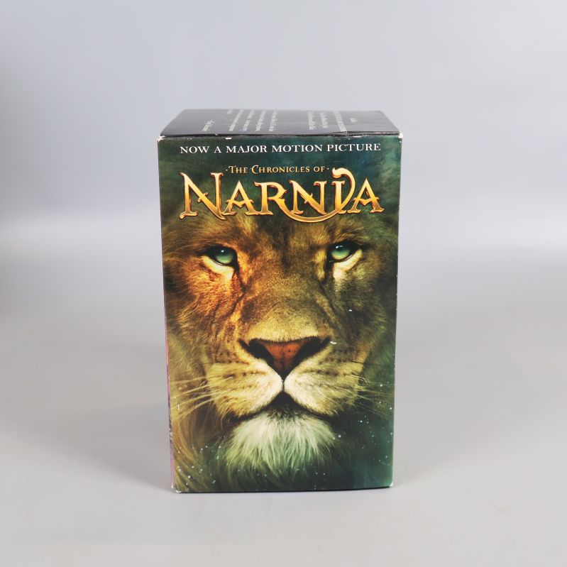 Framsidan av Narnia-boxen med ett lejonmotiv och texten The Chronicles of Narnia