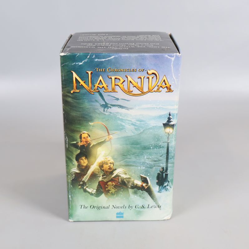 Baksida av Narnia-boxen med karaktärer och boktitel i guldtext