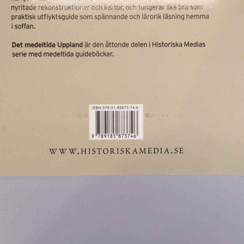 Närbild på baksidan med tydligt synligt ISBN 978-91-85873-74-6