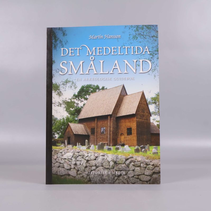 Framsida av boken Det medeltida Småland med kyrka och stengärde