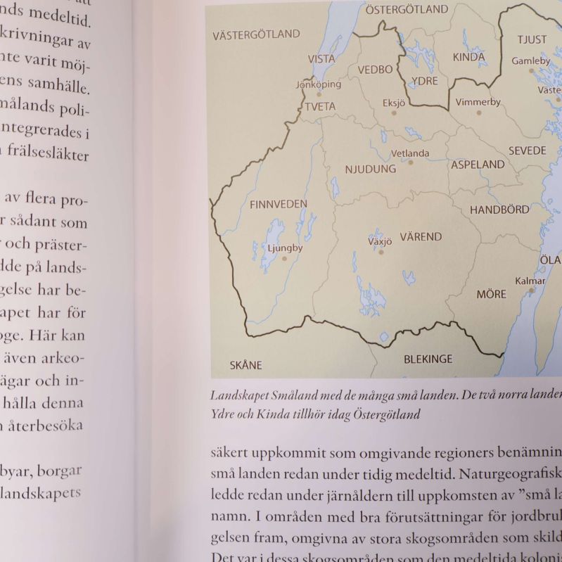 Uppslag med karta över historiska landskap i Småland