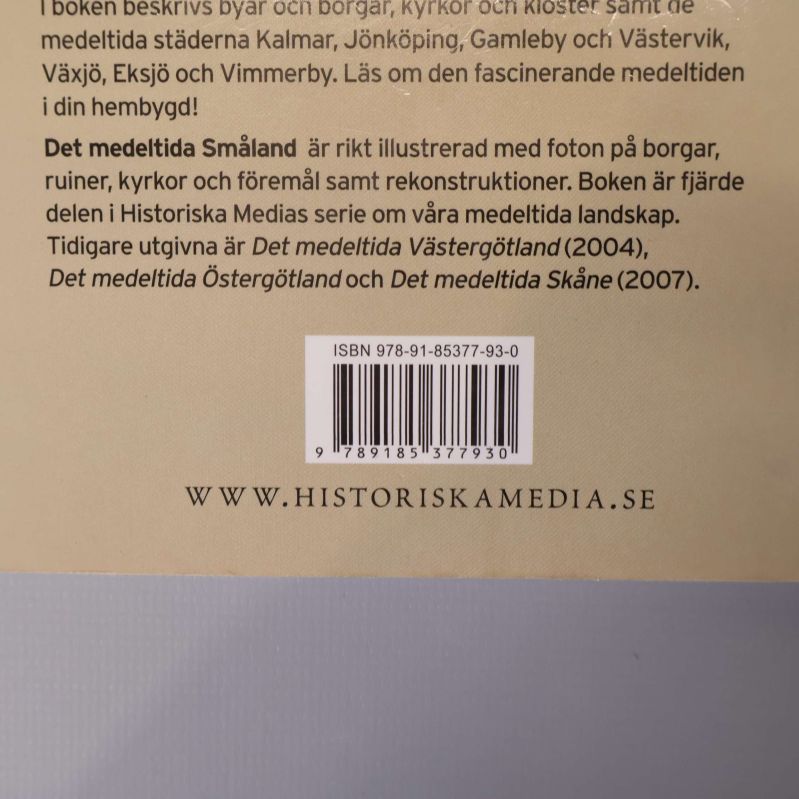 Närbild på baksida med ISBN-nummer för Det medeltida Småland