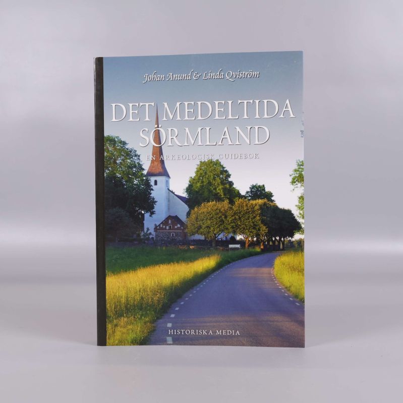 Framsidan av boken Det medeltida Sörmland med landsväg och kyrka