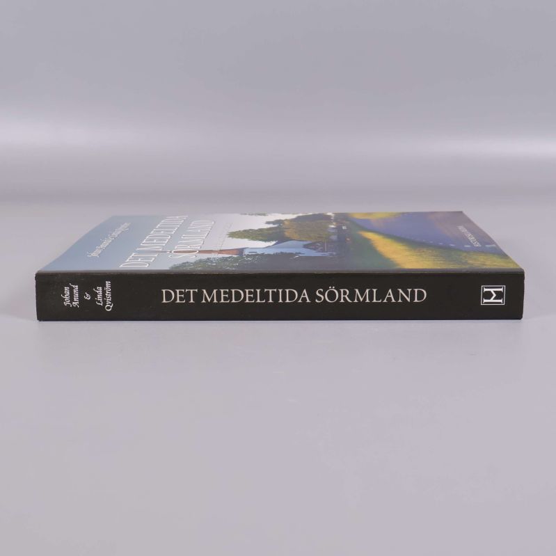 Bokrygg på Det medeltida Sörmland med titeln i vitt