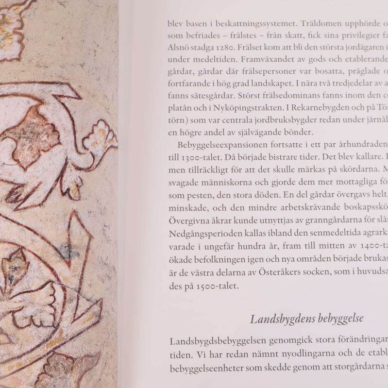 Uppslag i boken med text och dekorerad marginal