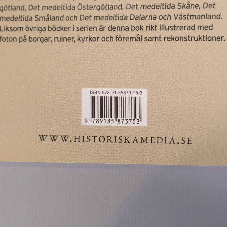 Närbild på baksidans ISBN-streckkod 978-91-85873-75-3