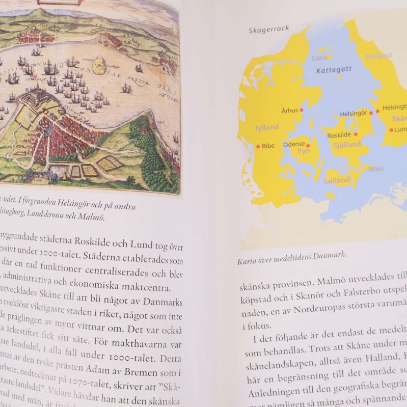 Uppslag med historisk karta över Skandinavien och illustrationer