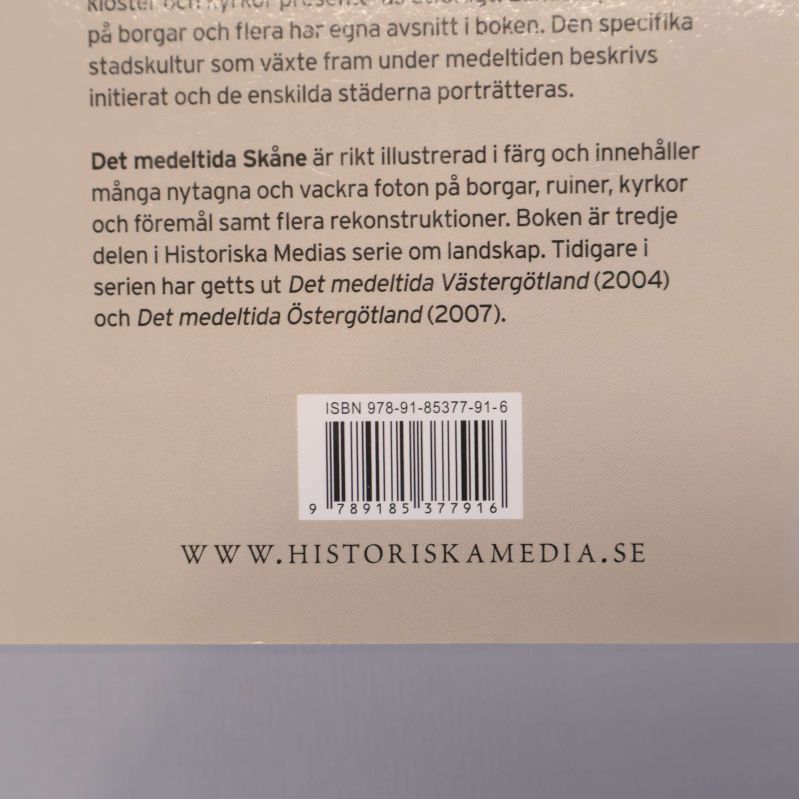 Närbild på baksida med ISBN-nummer för Det medeltida Skåne