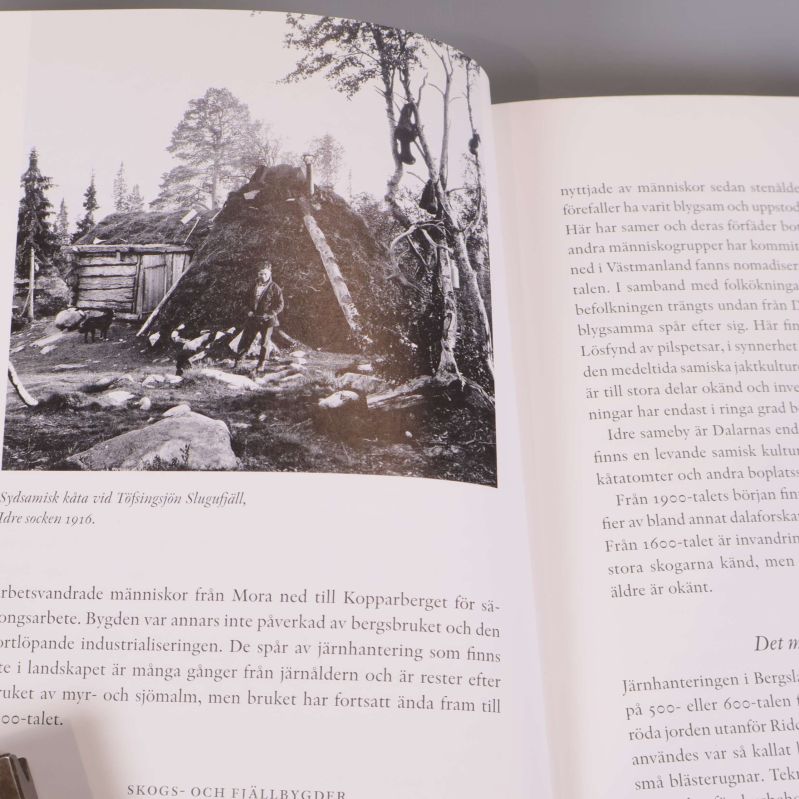 Uppslag med svartvitt foto på sydsamisk kåta och textdel