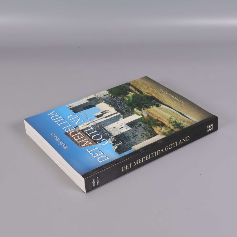 Boken Det medeltida Gotland liggande med synlig framsida och rygg