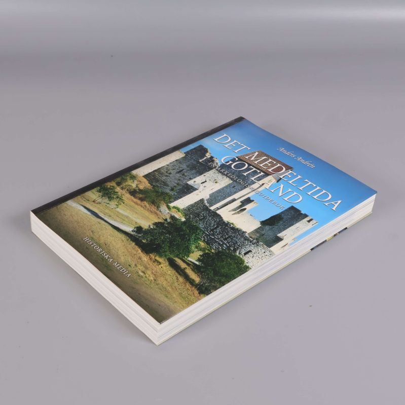 Boken Det medeltida Gotland fotograferad snett ovanifrån
